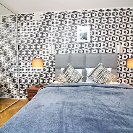 - Town Hall Square Lejlighedshotel