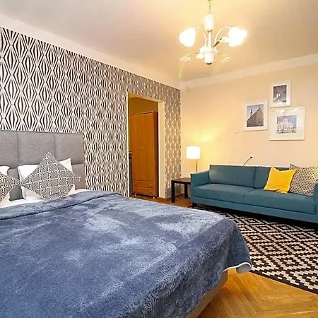 - Town Hall Square Aparthotel 3*