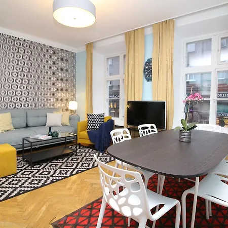 - Town Hall Square Aparthotel 3*