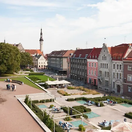 - Town Hall Square Hotel apartamentowy 3*