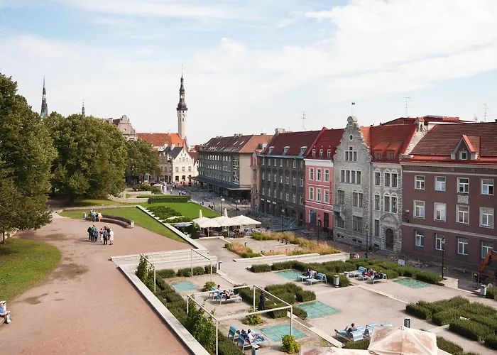 - Town Hall Square Aparthotel 3*