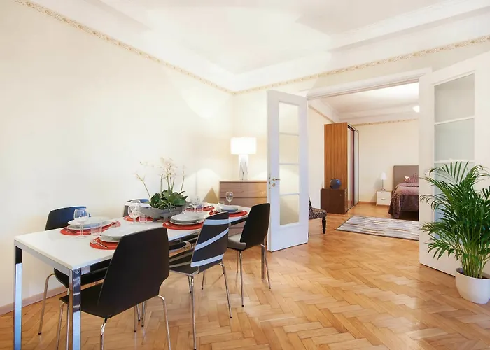 - Town Hall Square Apartmanhotel 3*