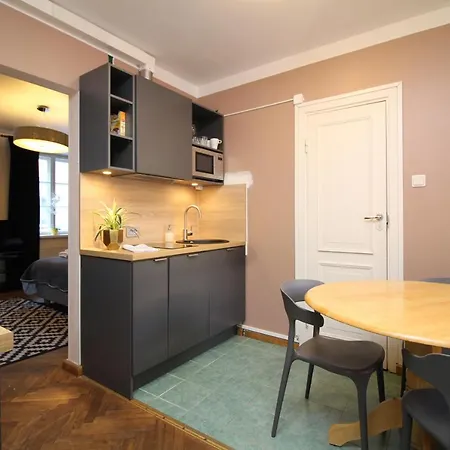 - Town Hall Square Aparthotel 3*